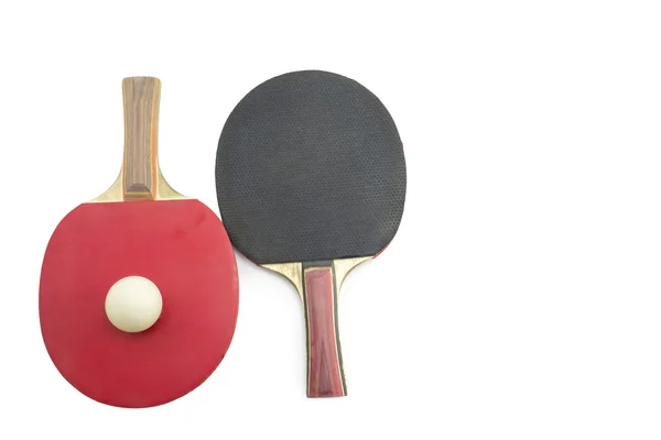 Dos raquetas de tenis de mesa y una pelota aislada — Foto de Stock