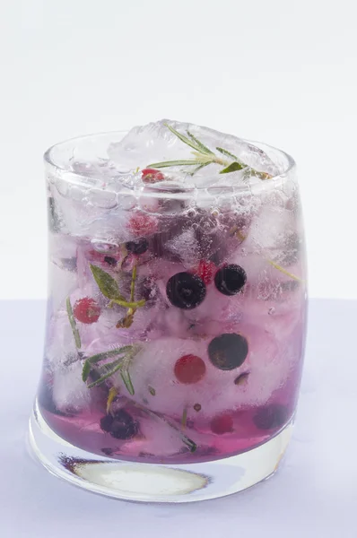 Hemgjord röda naturskog frukt coctail med is, citron och s — Stockfoto