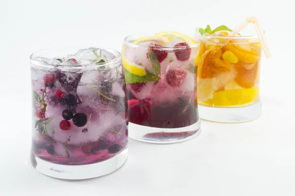 Three non alcoholic fruit cocktails with iced and sliced fruit o — Stock Photo, Image