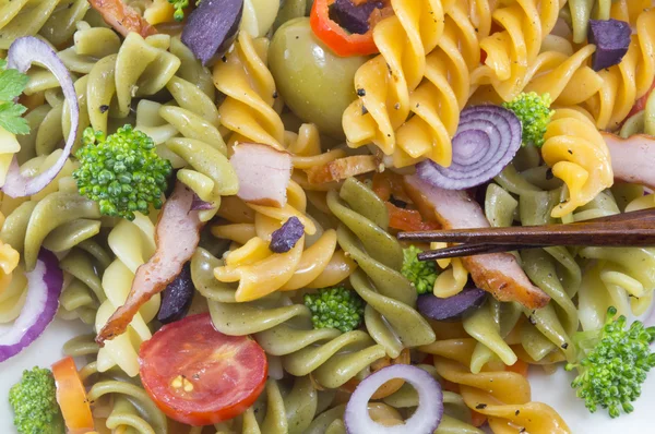 Comida de pasta cocida con verduras frescas servidas w —  Fotos de Stock