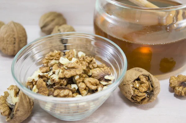 Орехи и мед в стеклянной тарелке — стоковое фото