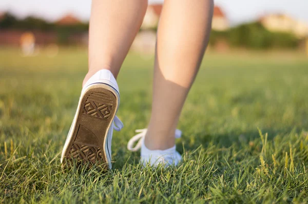 Girl running on the grass — Stock Photo, Image