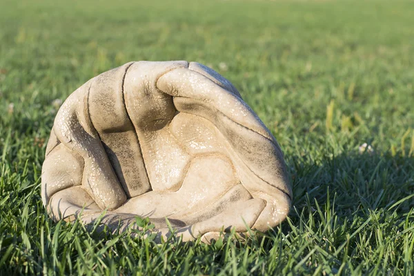 Starý vyprázdněný fotbalový míč na fotbal pole trávy — Stock fotografie