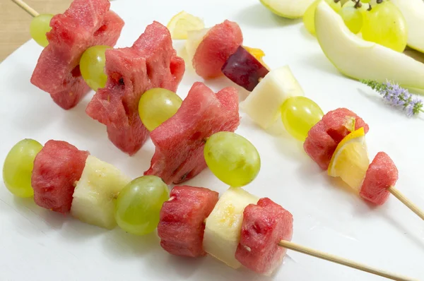 Kebab de frutas. Ensalada de frutas arreglada de manera única como kebab . — Foto de Stock