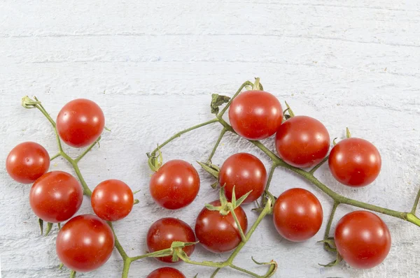 Pomodoro ciliegia su tavolo di legno bianco — Foto Stock