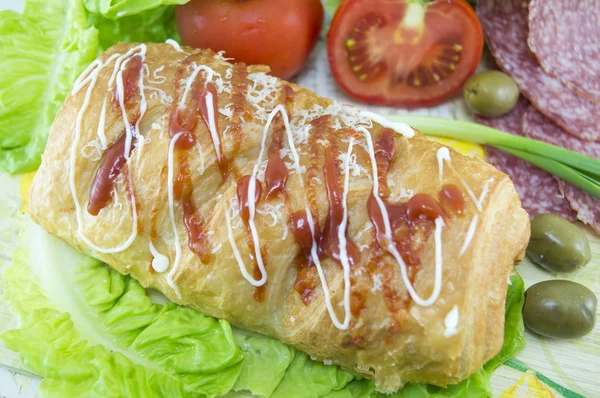 Hausgemachtes Gebäck mit Tomaten und grünem Salat — Stockfoto