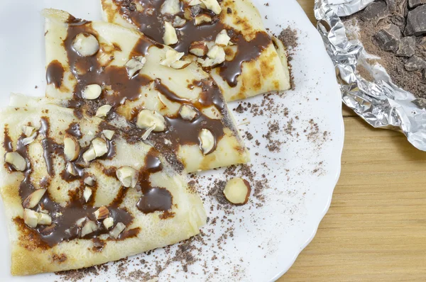 Pancake dolci triangolari ricoperti di cioccolato e nocciole — Foto Stock