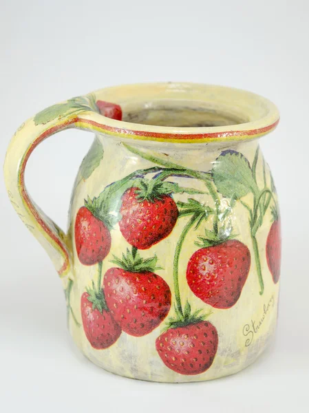 剪纸装饰上白色的草莓图案水罐里 — 图库照片