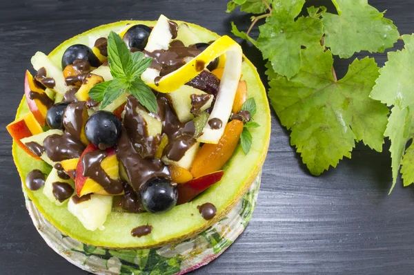 Ensalada de frutas única y saludable servida con chocolate en un mel fresco — Foto de Stock