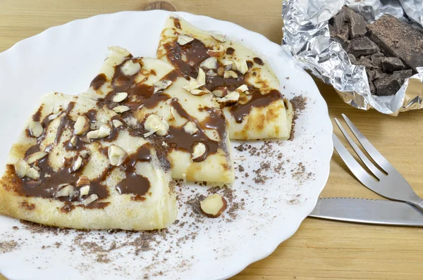Pancake dolci triangolari ricoperti di cioccolato e nocciole — Foto Stock