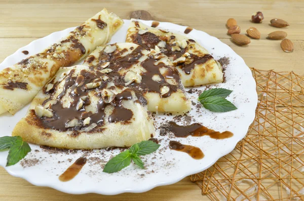 Pancake dolci triangolari ricoperti di cioccolato e nocciole — Foto Stock