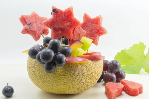 Friska attraktiva fruktsallad serverad i en färsk melon — Stockfoto