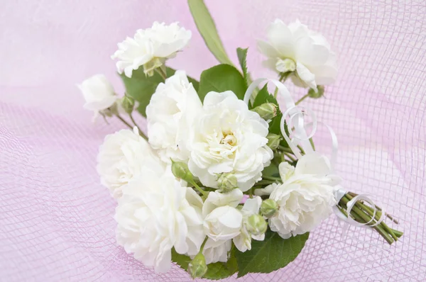 Buquê de rosas brancas em fundo rosa romântico — Fotografia de Stock