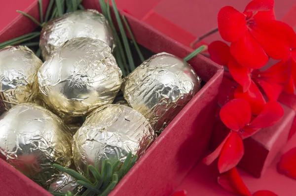 Шоколадні цукерки, загорнуті в золотисту упаковку — стокове фото