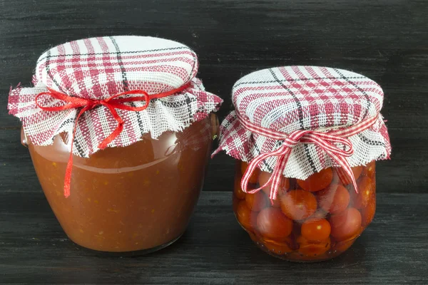 Frascos de ketchup casero y tomate cherry — Foto de Stock
