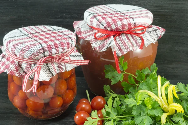 Frascos de ketchup casero y tomate cherry junto a cereza fresca — Foto de Stock