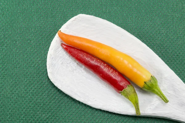 Vers sinaasappel en rode papirkas — Stockfoto