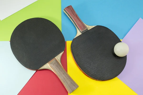 Par de raquetes de tênis de mesa em um fundo de colagem — Fotografia de Stock