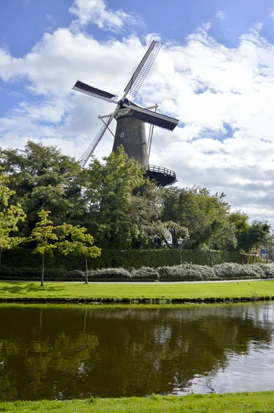 Windmolen in de Nederlandse stad Leiden — Stockfoto