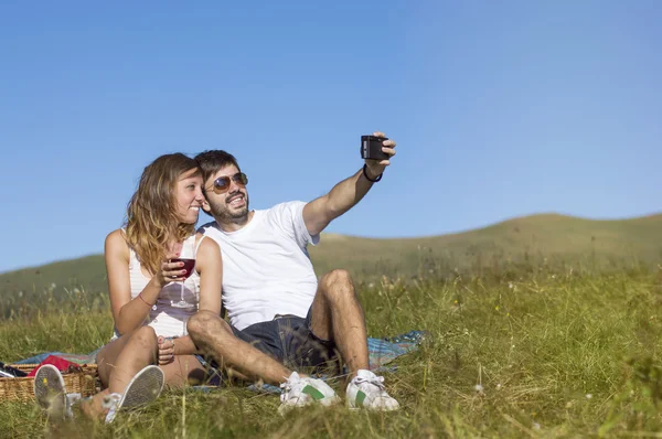 Ζευγάρι πεζοπόρους κάνοντας selfie με ένα ρετρό κάμερα κατά τη διάρκεια της hik — Φωτογραφία Αρχείου