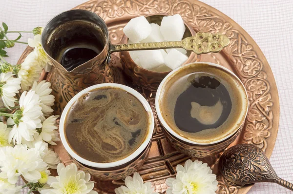 Türkischer Kaffee mit einer Mischung aus Blumen und Zucker — Stockfoto