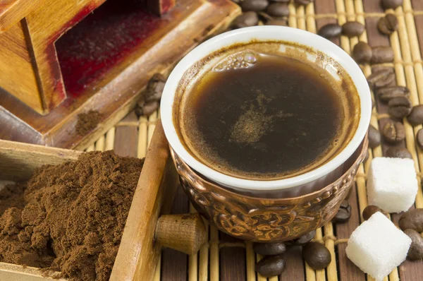 Час кави. Чашка кави з цукром і кавовими зернами — стокове фото
