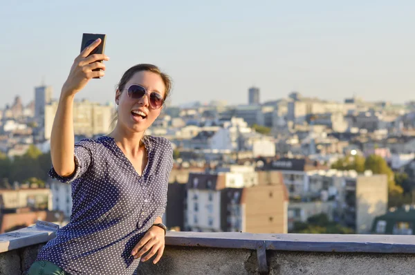 Dívka s selfie na střeše — Stock fotografie