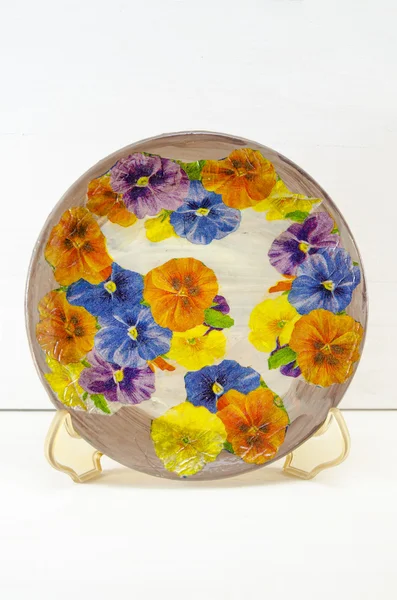 Decoupage plato decorado con patrón de flores contra el coro blanco — Foto de Stock