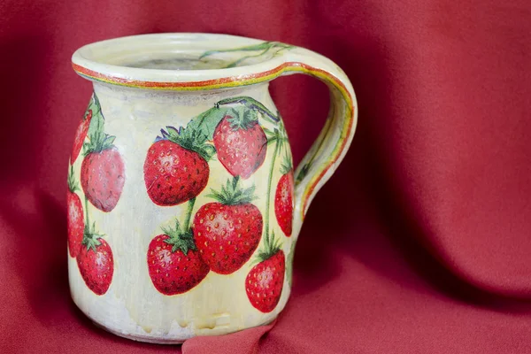 Decoupage inredda strawberry mönster kannan på rött tyg bac — Stockfoto