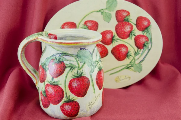 Decoupage decorado jarro padrão de morango e prato em vermelho — Fotografia de Stock