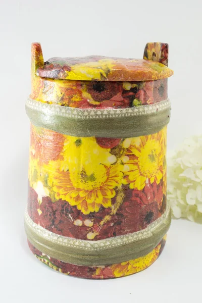 Decoupage decorado tarro patrón de flores sobre fondo blanco — Foto de Stock