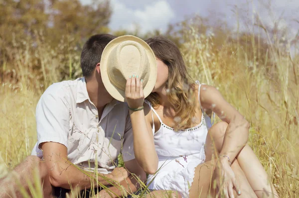 Coppia di escursionisti con zaini in piedi al punto di vista e divertente — Foto Stock