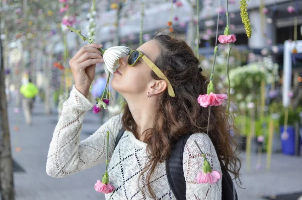 女の子のロマンティックな庭園で花の臭いがします。 — ストック写真