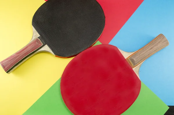 Par de raquetes de tênis de mesa em um fundo de colagem — Fotografia de Stock