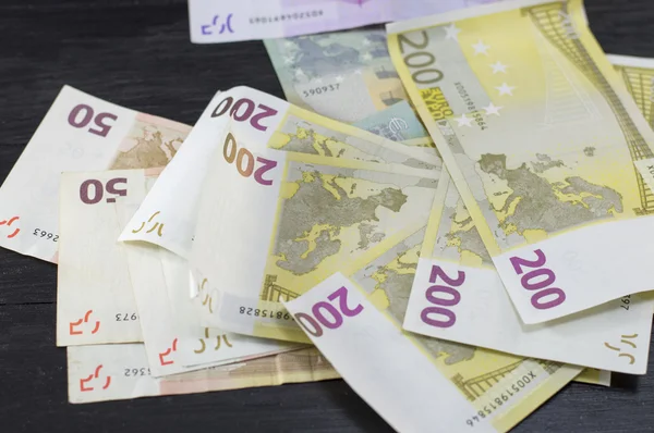 Rachunki za euro na czarnym tle — Zdjęcie stockowe