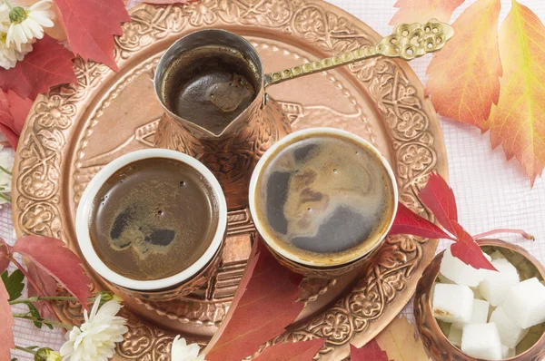 Türkischer Kaffee mit einer Mischung aus Blumen und Zuckerwürfeln — Stockfoto