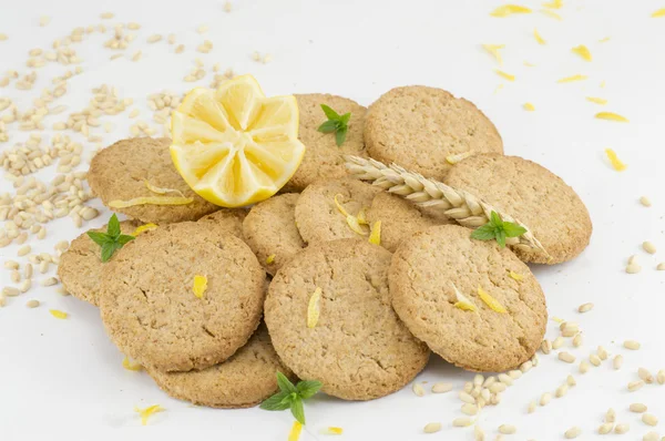 Biscuits intégraux et citron décoré sur fond blanc — Photo