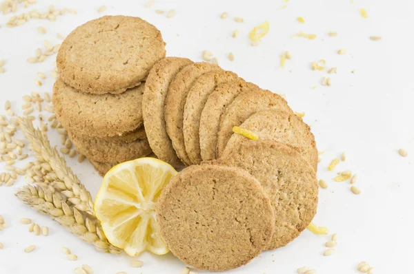 Integrální cookies a zdobený citronem na bílém pozadí — Stock fotografie