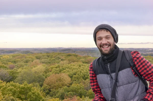 Retrato de un hombre feliz en el picnic en el bosque — Foto de Stock