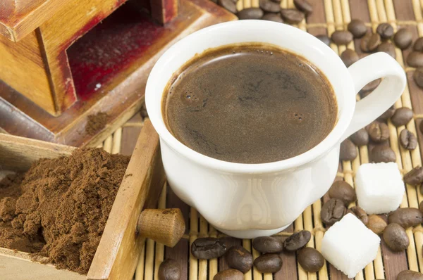 Час кави. Чашка кави з цукром і кавовими зернами — стокове фото