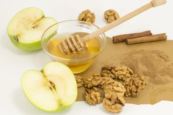 Fresh walnuts, natural honey, cinnamon and apples — Stock Photo, Image