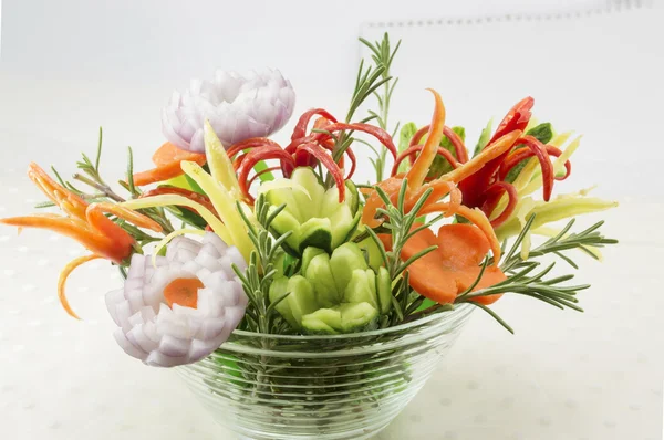 Salada de legumes em forma de flor em uma tigela — Fotografia de Stock