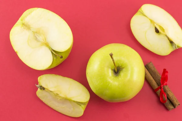 Свежие яблоки и коричные палочки с лентой — стоковое фото