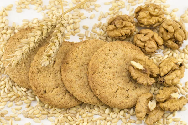 Cookie-uri integrale cu nuci și plante de grâu pe backgroun alb — Fotografie, imagine de stoc