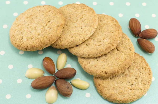 Biscuits intégraux aux amandes sur fond bleu pointillé — Photo