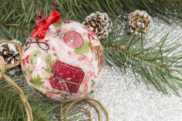 Ντεκουπαζ σε Χριστουγεννιάτικο στολίδι και έλατα δέντρο σε γυαλιστερό φόντο — Φωτογραφία Αρχείου