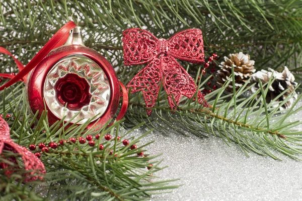 Різдвяний орнамент і ялинка на блискучому фоні — стокове фото