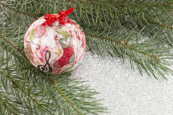 Decoupage Christmas ornament en fir tree op glanzende achtergrond — Stockfoto