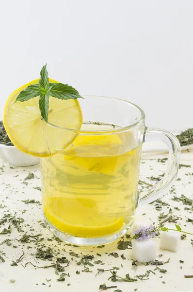 Chá de hortelã com limão e hortelã fresca — Fotografia de Stock