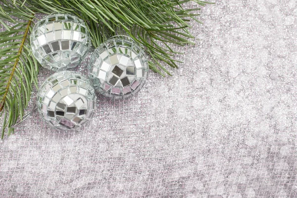 Prydnad och Gran julgran på blanka glittrande bakgrund — Stockfoto